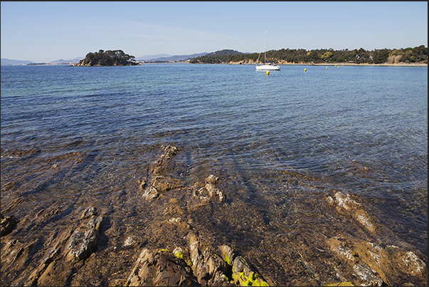 The coastal trail runs along the Léoube Bay between La Londe and Cabasson