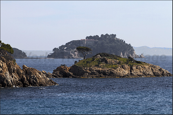 On the horizon you begin to see the island with the Fort de Brégançon seen from the bay of Léoube On the horizon you begin to see the island with the Fort de Brégançon seen from the bay of Léoube