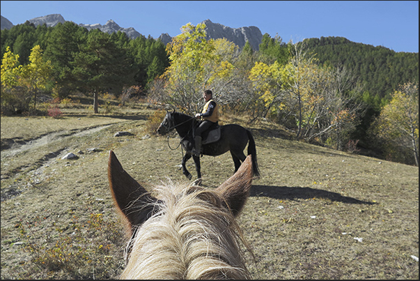 The ride continues. On the horizon, the Grand Hoche mountains The ride continues. On the horizon, the Grand Hoche mountains