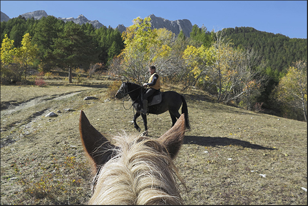 The ride continues. On the horizon, the Grand Hoche mountains