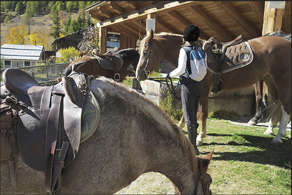 Arrival to the Vazon alpine village (1650 m)