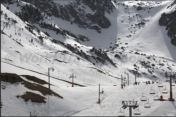 Chairlifts departing from the village of La Mongie (1800 m) Chairlifts departing from the village of La Mongie (1800 m)