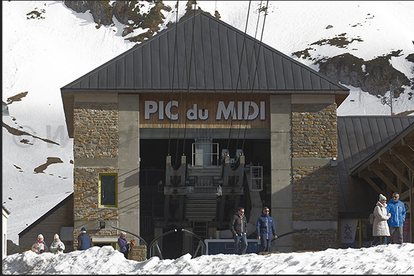 Departure of the first section of the cable car from La Mongie, towards Pic du Midi de Bigorre Departure of the first section of the cable car from La Mongie, towards Pic du Midi de Bigorre