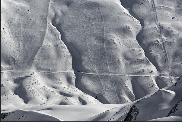 Tourmalet Pass (2106 m). Skiing in fresh snow