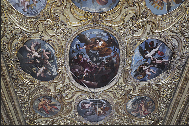 Groom Hall. Entrance to the Royal Apartment. Sixteenth-century wooden ceiling Groom Hall. Entrance to the Royal Apartment. Sixteenth-century wooden ceiling