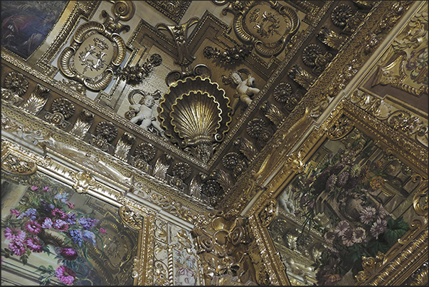 Hall of the hearings. The ceiling decorations are dated 17th century