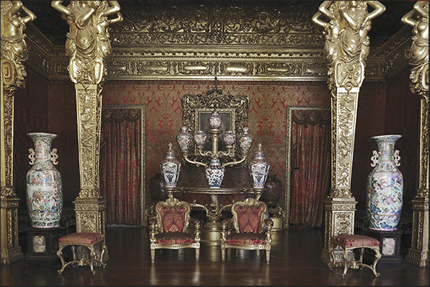 Alcove Hall. One of the oldest in the palace. Ex-bedroom of Carlo Emanuele II. Decorated with provencal allegories Alcove Hall. One of the oldest in the palace. Ex-bedroom of Carlo Emanuele II. Decorated with provencal allegories