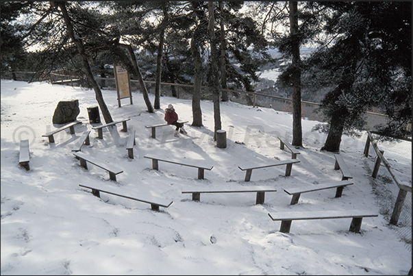 Wolves of Gevaudan Park. Meeting area with the rangers to learn about the life and habits of the wolves