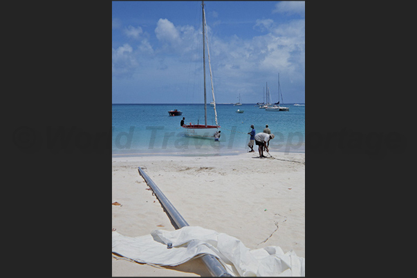 The boat begins to be prepared embarking the sails The boat begins to be prepared embarking the sails