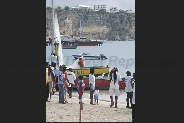 Before the start of the regatta, the public, composed by the families of the crews, crowds the beach Before the start of the regatta, the public, composed by the families of the crews, crowds the beach