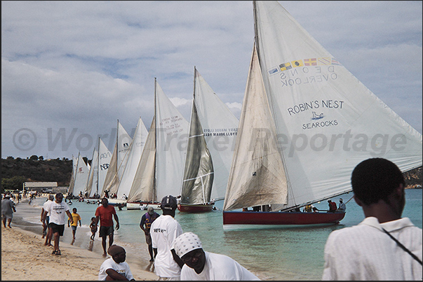 The departure takes place with the bow on the beach. At the start, men in the water push the bow to the open sea