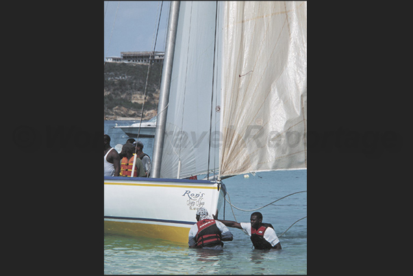 The departure takes place with the bow on the beach. At the start, men in the water push the bow to the open sea