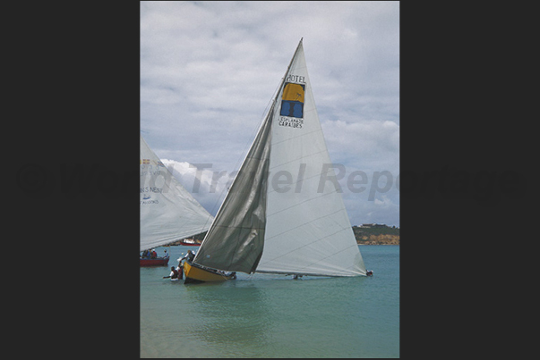 The race starts, the boat rotates and the men in the water have to get on board. Difficult and dangerous operation