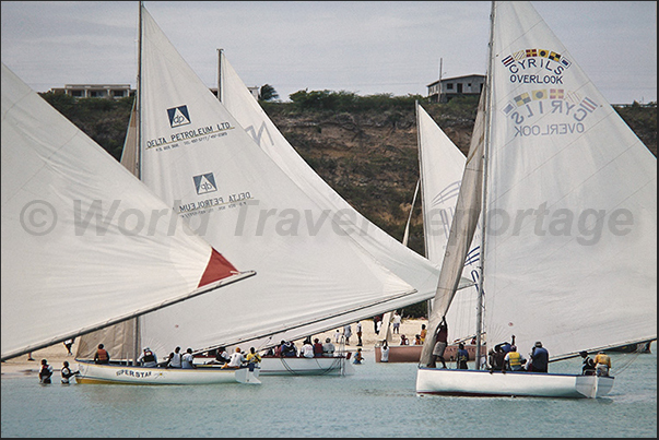 The race starts, the boat rotates and the men in the water have to get on board. Difficult and dangerous operation