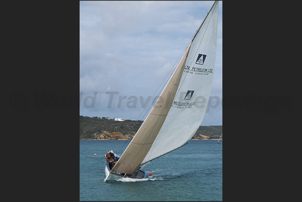 In addition to lead and sand ballast, there are crewmen who can also jump into the water to compensate for the gait In addition to lead and sand ballast, there are crewmen who can also jump into the water to compensate for the gait