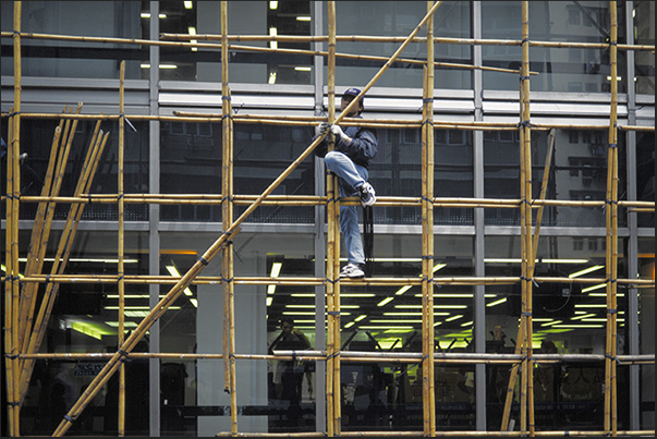 Thanks to the slow movement of the trams, you can see glimpses of daily life such as bamboo scaffolding