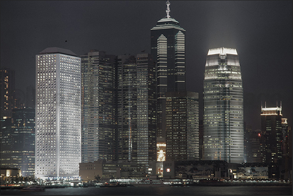 In the evening, Hong Kong reveals all its charm In the evening, Hong Kong reveals all its charm