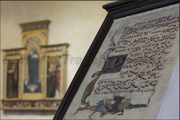Medieval song and behind, the Triptych of Defendente Ferrari (1520) Medieval song and behind, the Triptych of Defendente Ferrari (1520)