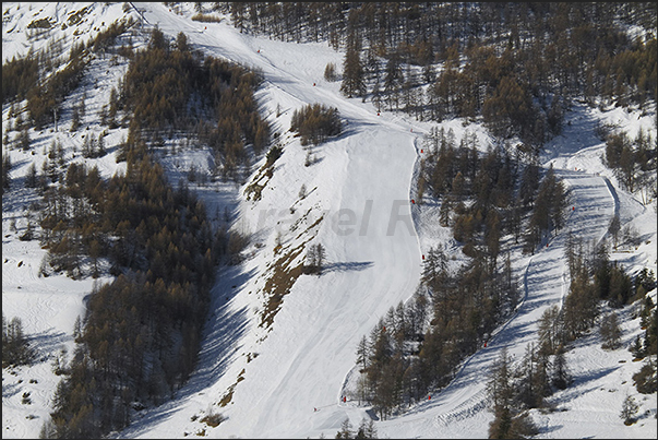 Sainte Marie (1650 m). The final part of the Olympic slope down under the chairlift of Mount La Mayt (2580 m) Sainte Marie (1650 m). The final part of the Olympic slope down under the chairlift of Mount La Mayt (2580 m)
