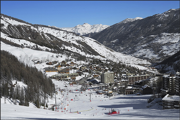 The village of Les Claux (1900 m) The village of Les Claux (1900 m)