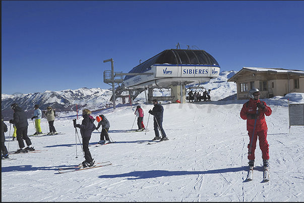 Vars Les Claux. Arrival of the Sibieres chairlift (2251 m) Vars Les Claux. Arrival of the Sibieres chairlift (2251 m)