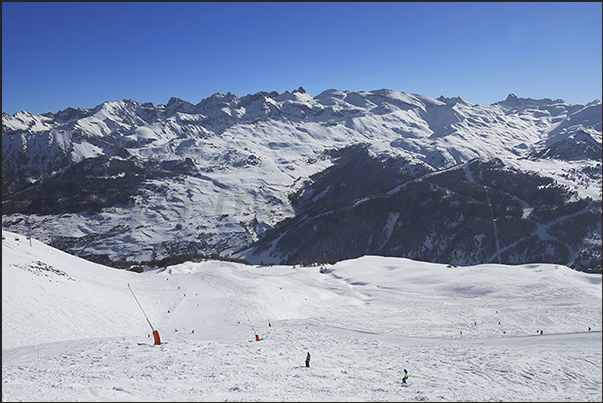 Vars Les Claux. Slopes of the Sibieres chairlift (2251 m) Vars Les Claux. Slopes of the Sibieres chairlift (2251 m)