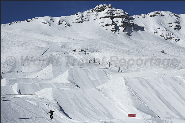 The jumps of the free style on the slopes of the lifts that go up the mountain Crevoux The jumps of the free style on the slopes of the lifts that go up the mountain Crevoux