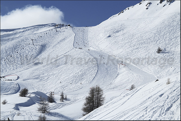 The slope that descends from the Col de Crevoux (2530 m) The slope that descends from the Col de Crevoux (2530 m)