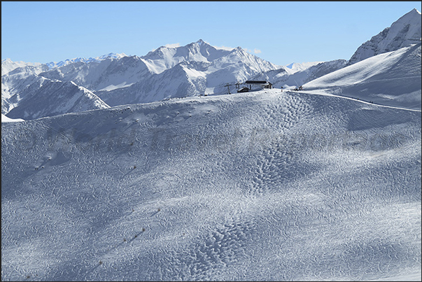 Off-piste from Razis Peak (2575 m) Off-piste from Razis Peak (2575 m)