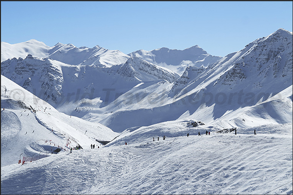 The slopes that descend on the mountain side towards the village of Risoul The slopes that descend on the mountain side towards the village of Risoul