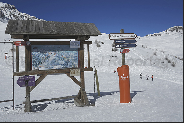 Given the vastness of the ski resort, along the slopes there are signposts indicating the tracks to follow Given the vastness of the ski resort, along the slopes there are signposts indicating the tracks to follow