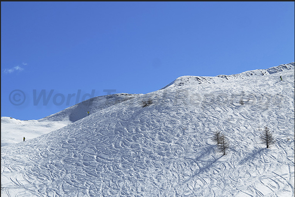High up on the Risoul side, the mountain allows long off-piste descents High up on the Risoul side, the mountain allows long off-piste descents