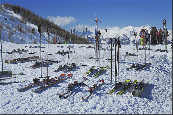 Stop for lunch at the Pointe du Razis refuge, one of the many eating places on the slopes of the ski area Stop for lunch at the Pointe du Razis refuge, one of the many eating places on the slopes of the ski area