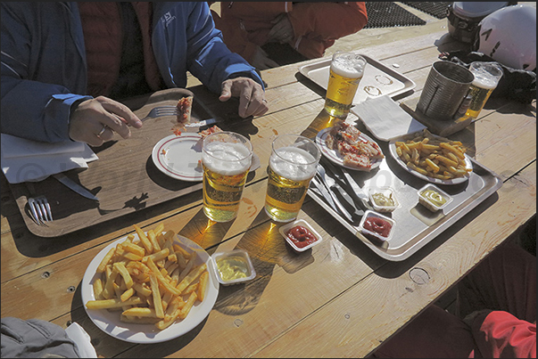 Stop for lunch at the Pointe du Razis refuge, one of the many eating places on the slopes of the ski area Stop for lunch at the Pointe du Razis refuge, one of the many eating places on the slopes of the ski area