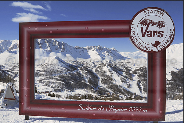 One of the many tourist signs that frame the mountains of Vars One of the many tourist signs that frame the mountains of Vars
