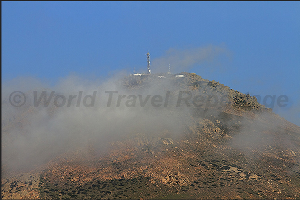 The mountains, in the western part of the island, reach 720 m of altitude