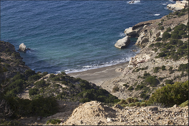 Small beaches characterize the south-west coast of the island, the least frequented by tourism due to the absence of roads