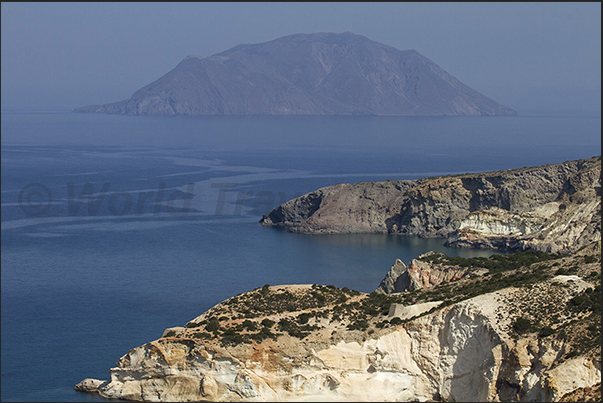 West coast. On the horizon, the uninhabited island of Anti Milos West coast. On the horizon, the uninhabited island of Anti Milos