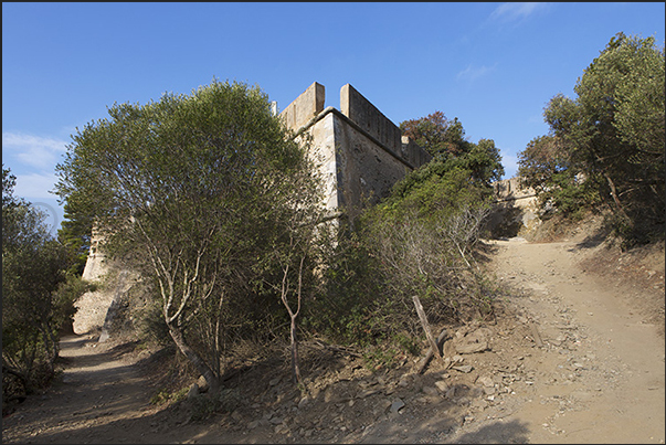 Fort du Moulin (above the harbor)