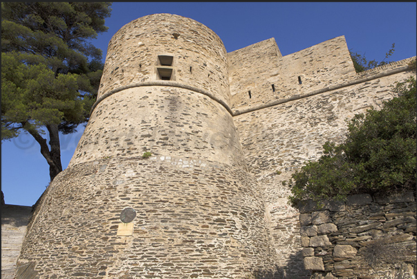 Fort du Moulin (above the harbor) on the path of Sentier des Plantes