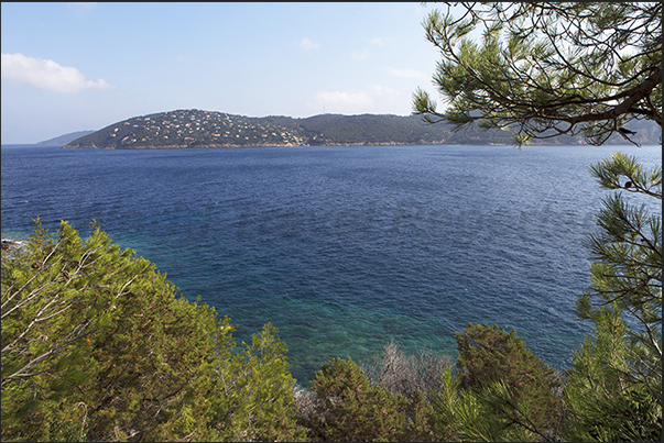 Panorama from Fort de Point Man and, in front, Levant Island