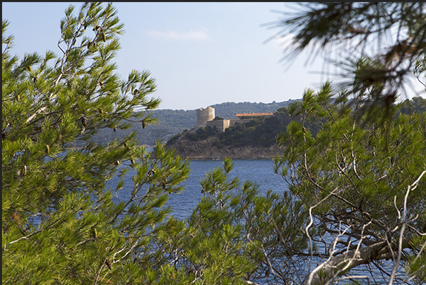 Port Man Bay. The fortress on the eastern tip of Port Cros and behind Levant Island Port Man Bay. The fortress on the eastern tip of Port Cros and behind Levant Island