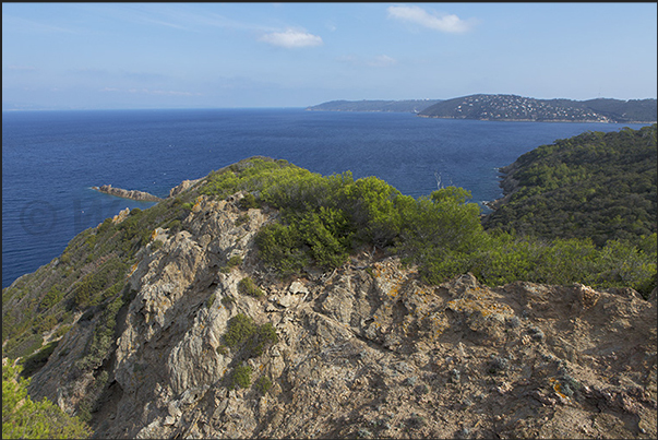 Pointe de la Galere, tip north of the island and, on the horizon, the island of Levant Pointe de la Galere, tip north of the island and, on the horizon, the island of Levant