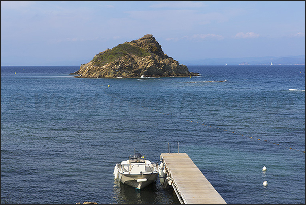 Palud Bay with the island of Rocher du Rascas