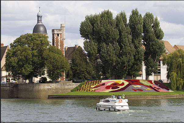 Chalon sur Saône town. Saint Laurent Island behind it, there is the river port with the mooring piers for the visit of the city