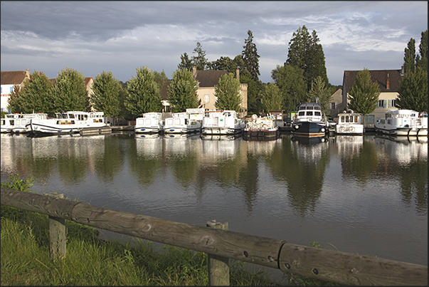 Nautical charter base and marina in Saint-Léger-sur-Dheune