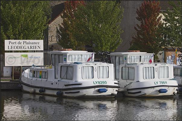 Boat rentals in Saint Léger sur Dheune Boat rentals in Saint Léger sur Dheune