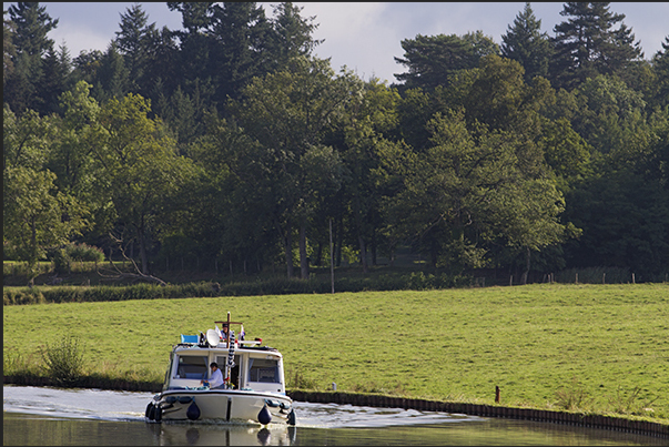 Approaching the automatic lock near Palinges Castle Approaching the automatic lock near Palinges Castle