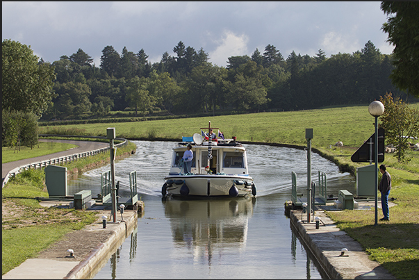 Approaching the automatic lock near Palinges Castle Approaching the automatic lock near Palinges Castle