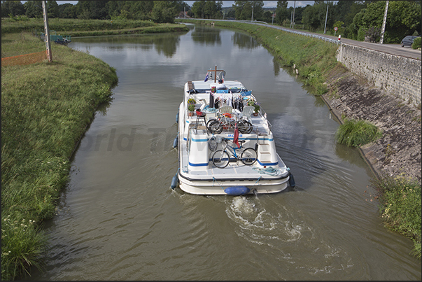 The navigation on the canal resumes after the passage of the lock The navigation on the canal resumes after the passage of the lock